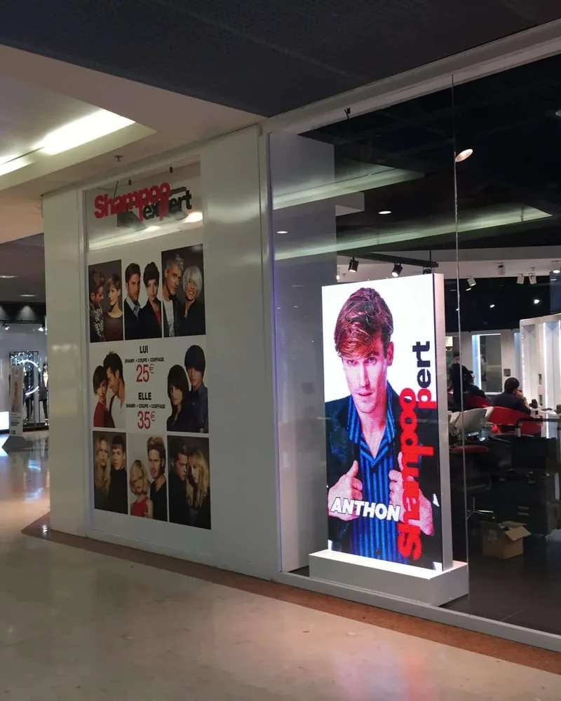 Écran LED installé en vitrine de point de vente