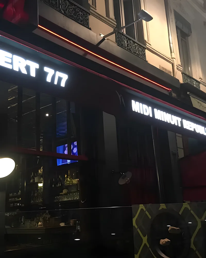 Façade complète avec enseigne, store et lambrequin