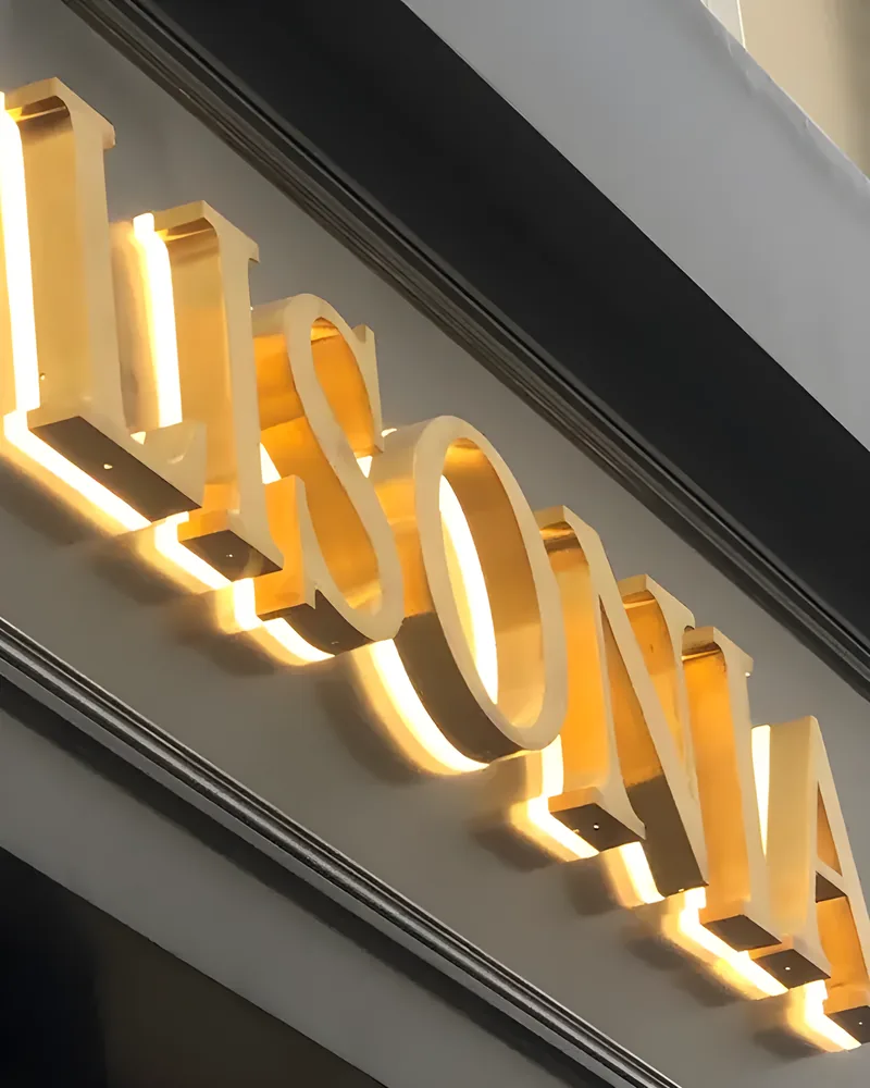 Lettres boîtier rétroéclairées sur une devanture