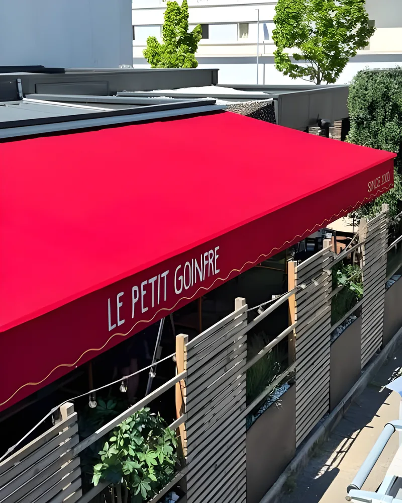Store banne motorisé sur une terrasse
