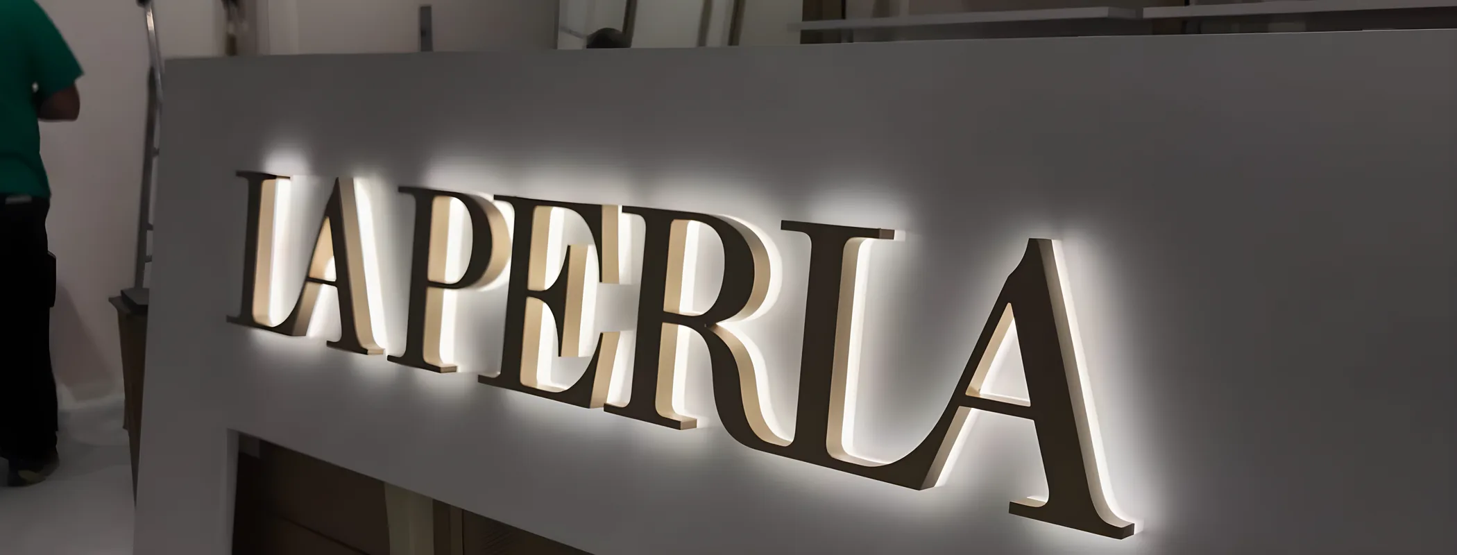 Enseigne lumineuse en lettres boîtier sur une façade