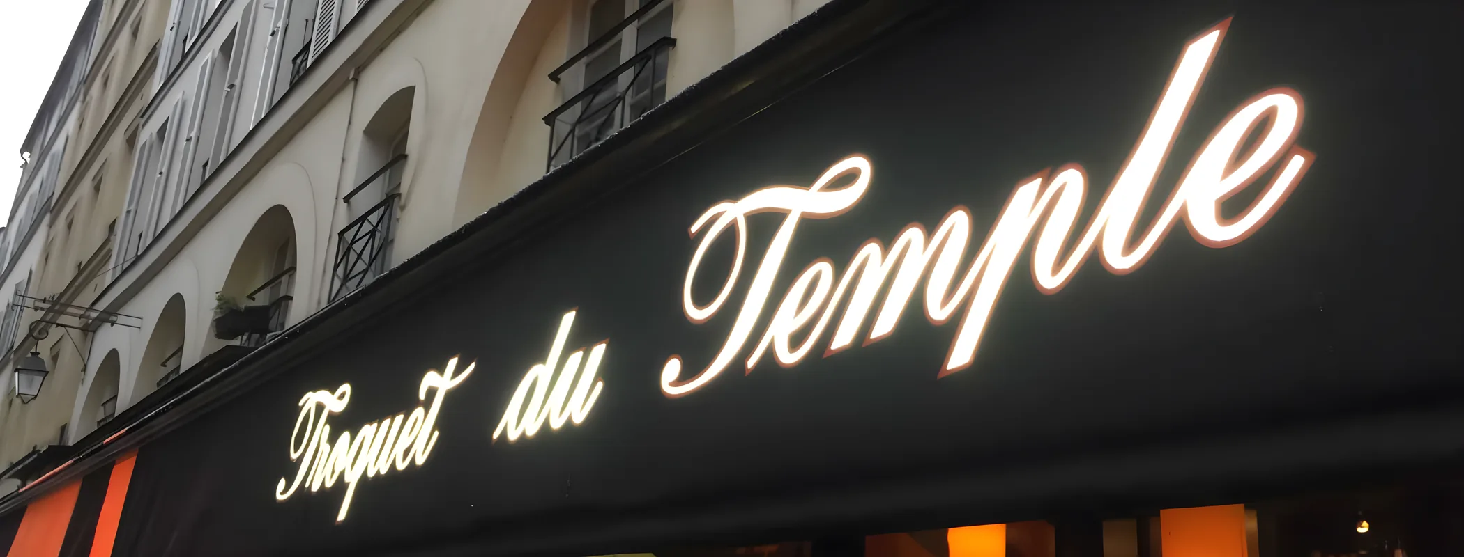 Lambrequin logotypé en finition de store