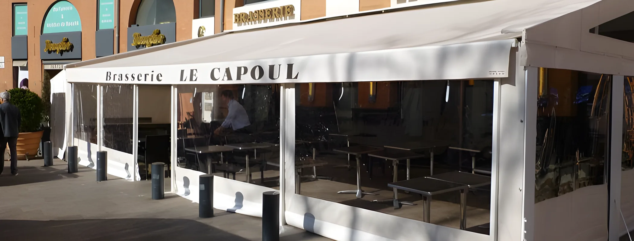 Store banne installé sur une terrasse de restaurant