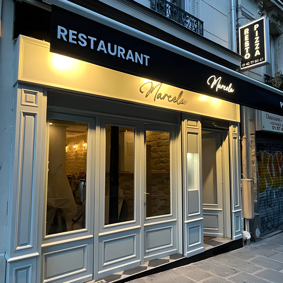Store banne motorisé sur une façade commerciale